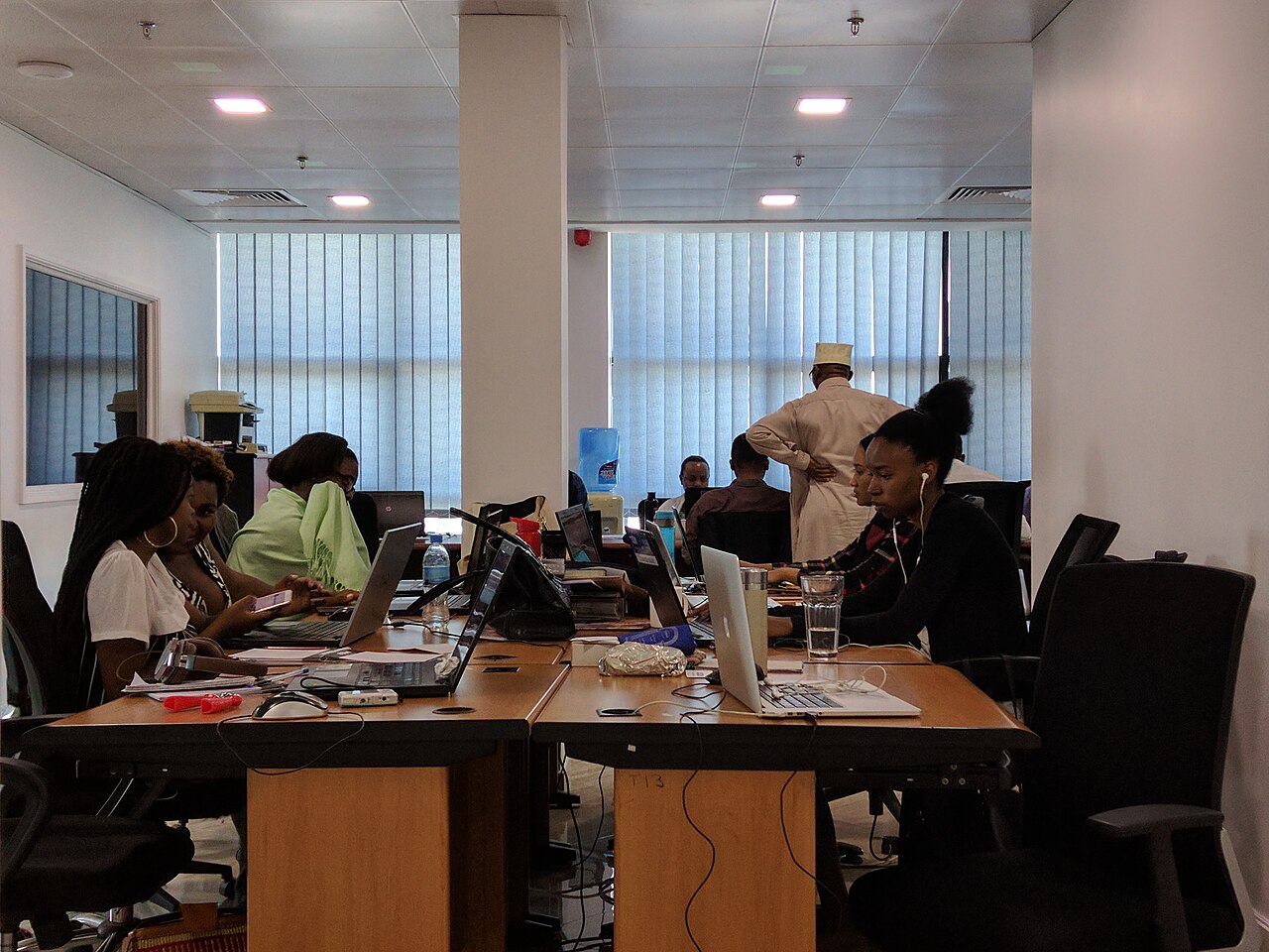 Personas trabajando en una oficina