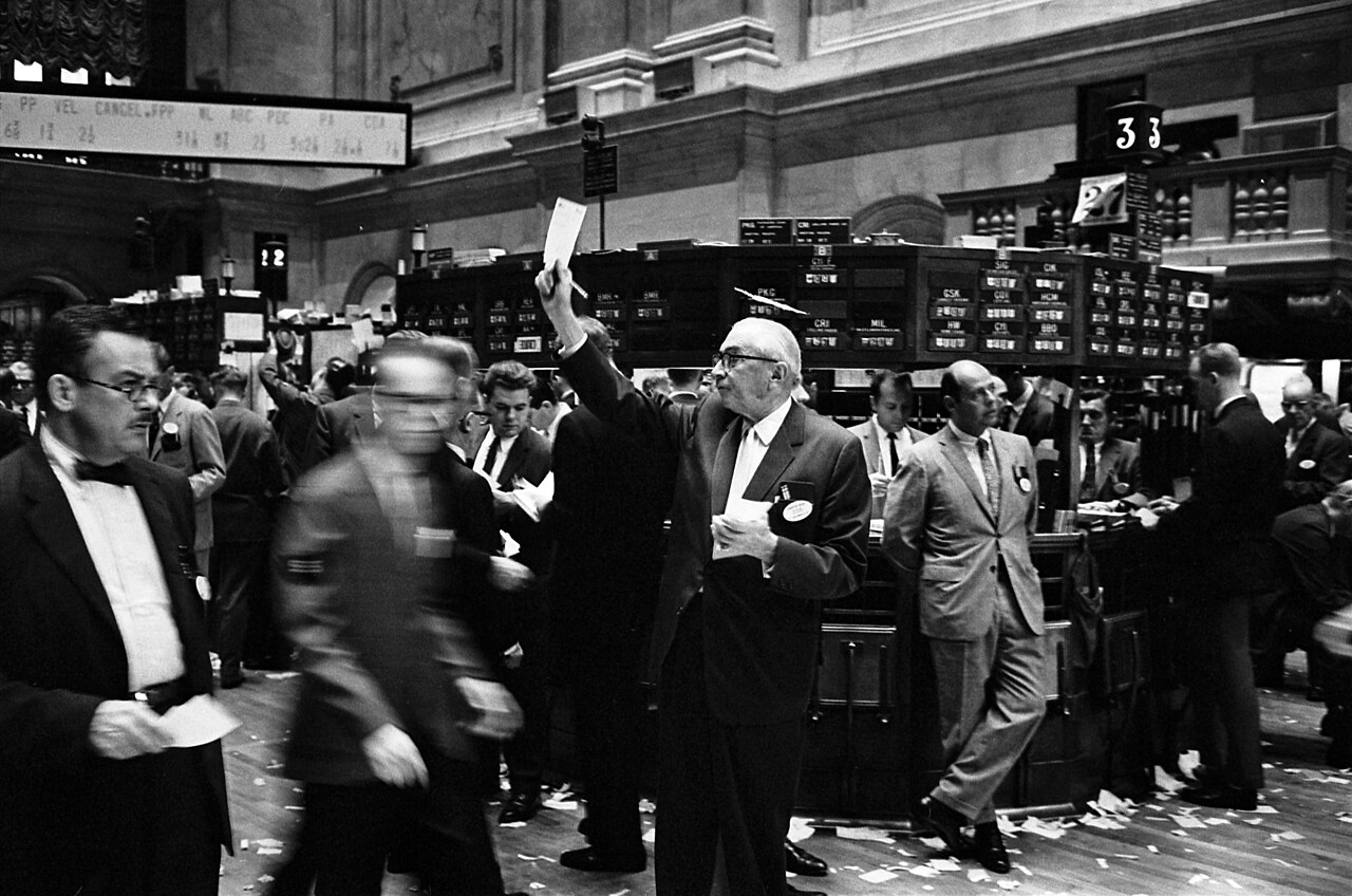 Operadores en el piso de la Bolsa de Nueva York