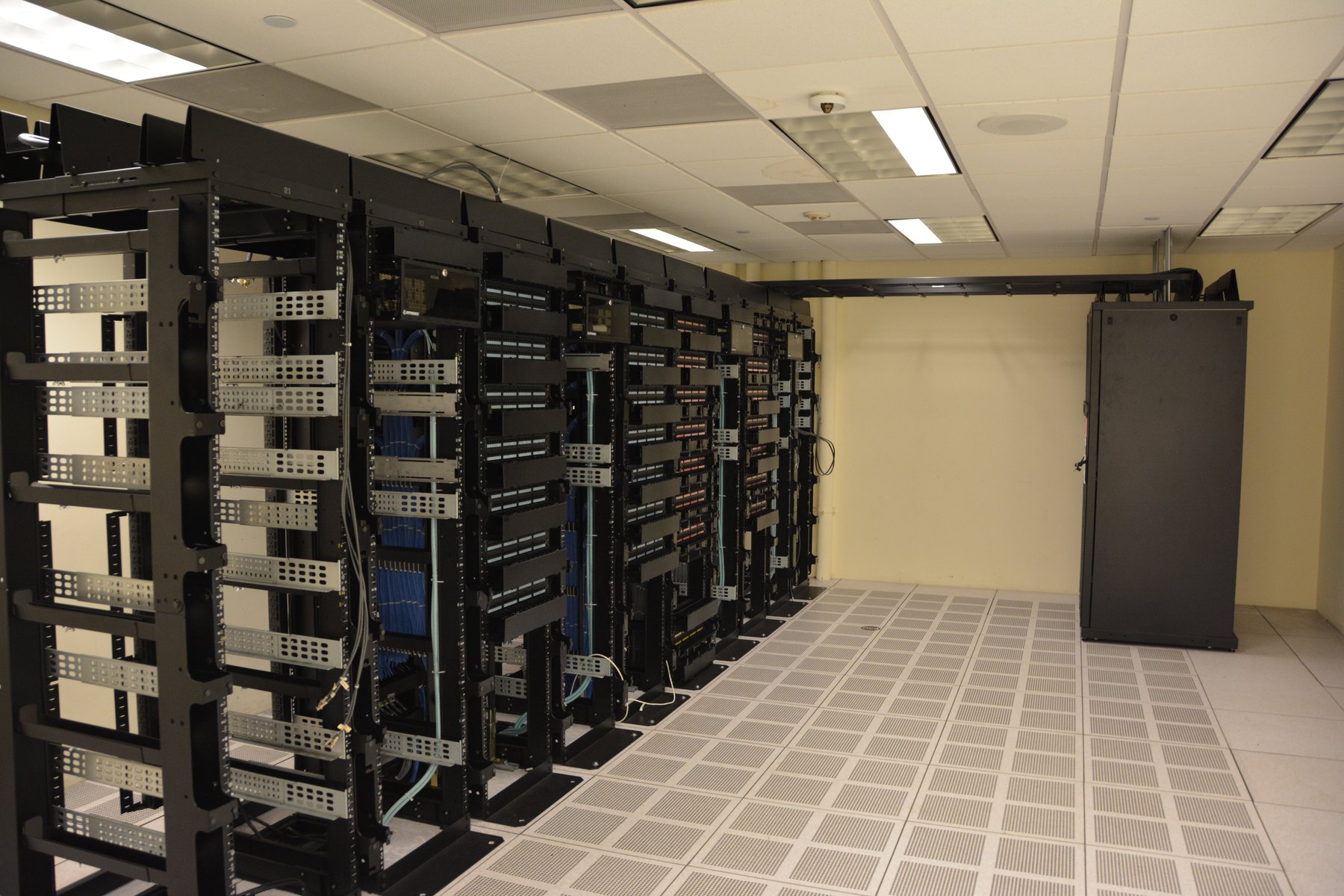 Bastidores de servidores en un centro de datos