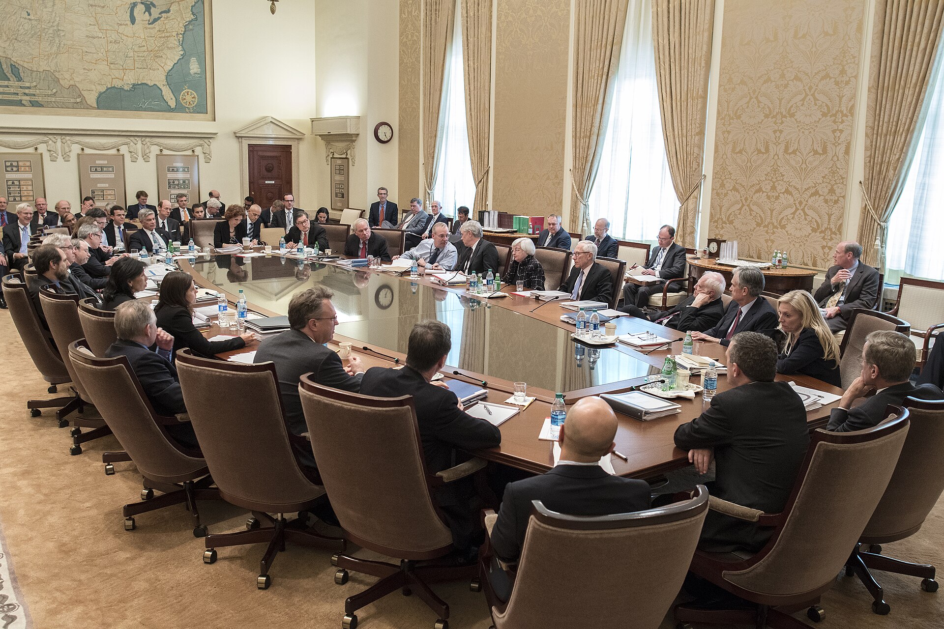 Miembros del Comité Federal de Mercado Abierto reunidos alrededor de la mesa en Washington
