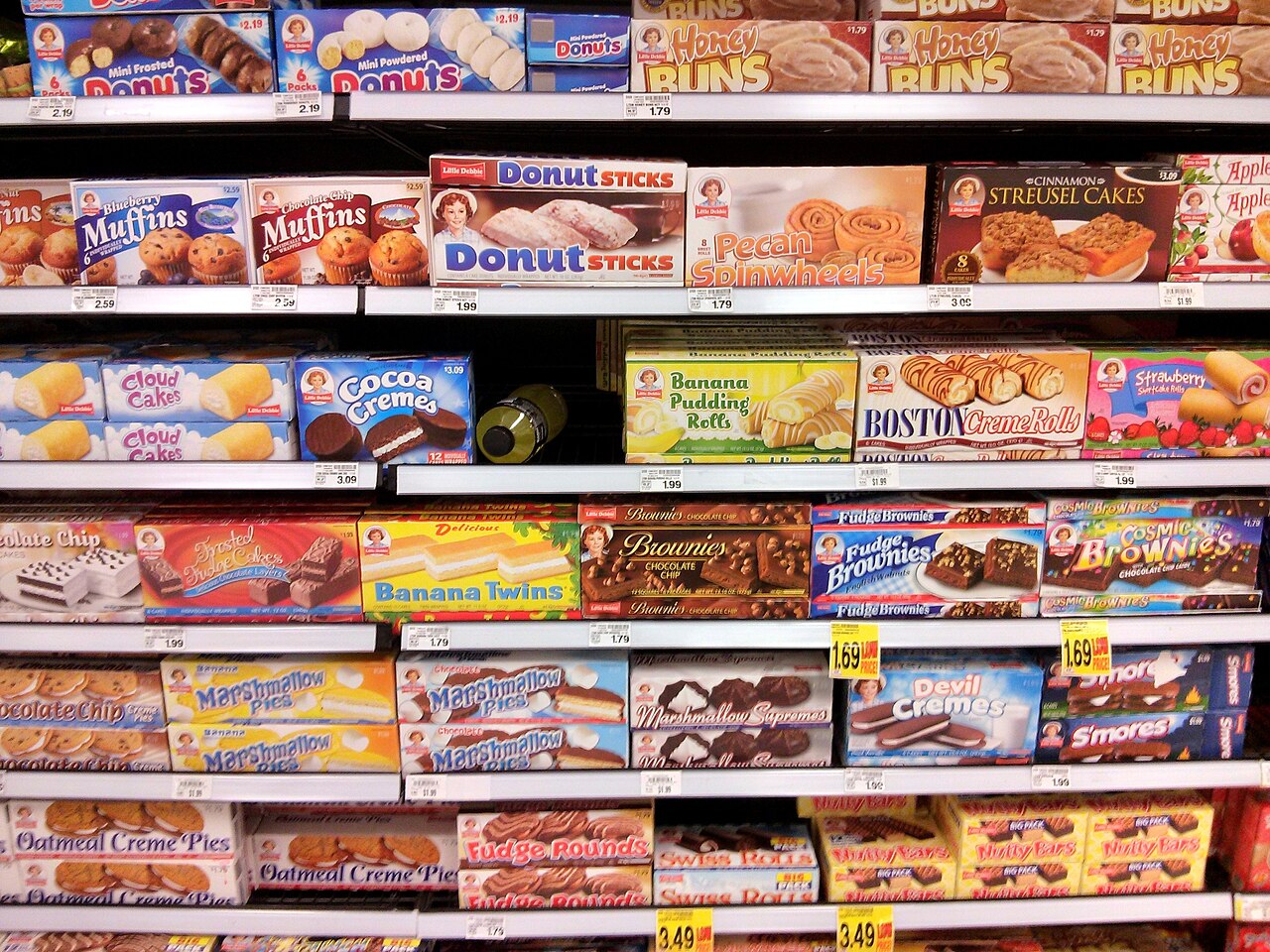 Estantes de un supermercado con productos